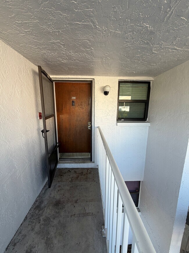 Pasarela frontal - 2025 Lakewood Club Dr S