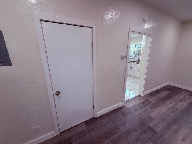 Building Photo - 323 S Francisca Ave