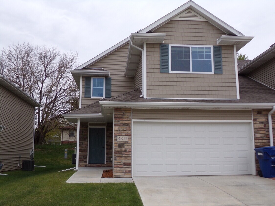 Foto principal - BCR Beautiful 2 level Townhome in NW Lincoln