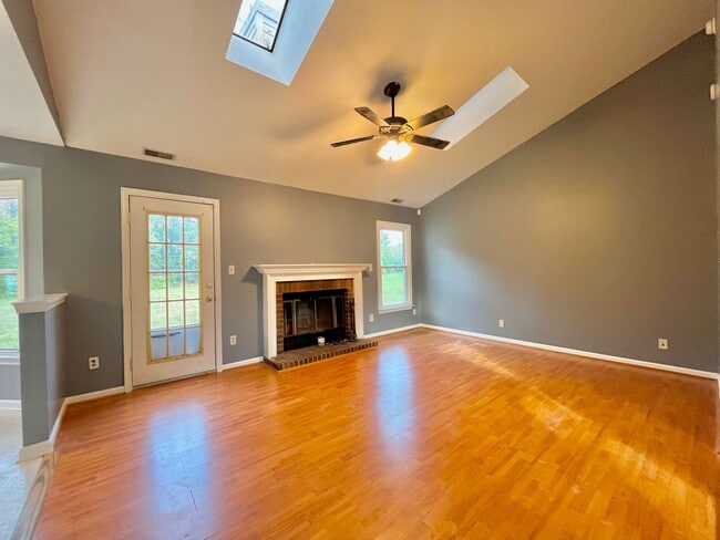 Building Photo - Spacious 3 bedroom, 2 bath property on ove...