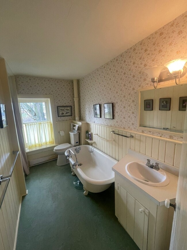 Building Photo - 56 Arthur St N