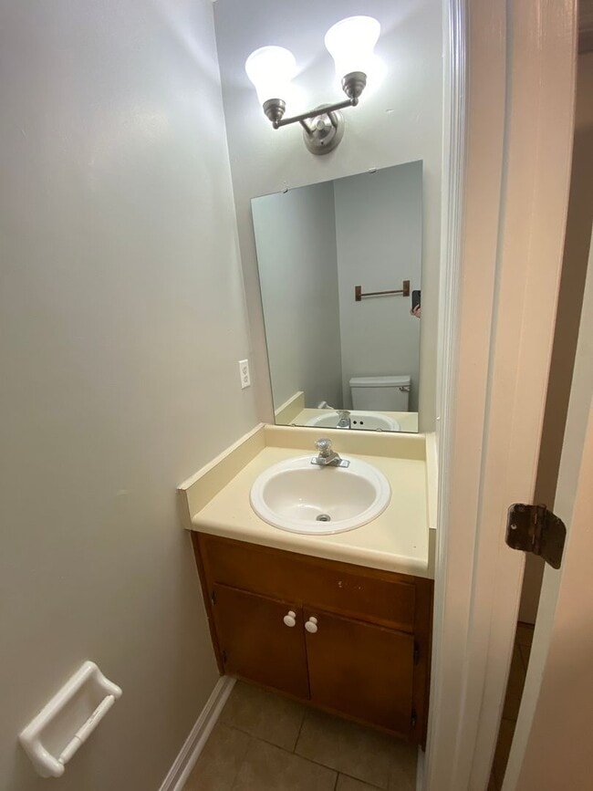 Building Photo - Spacious property off Park Avenue