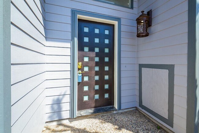 Building Photo - 12410 Rocky Knoll Dr