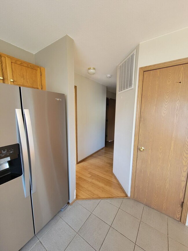 Foto del edificio - 3 bedroom home with 2 car garage built in ...