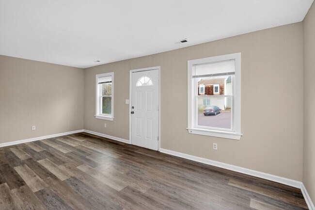 Foto del edificio - 3 Bedroom End Unit Townhouse in Culpeper