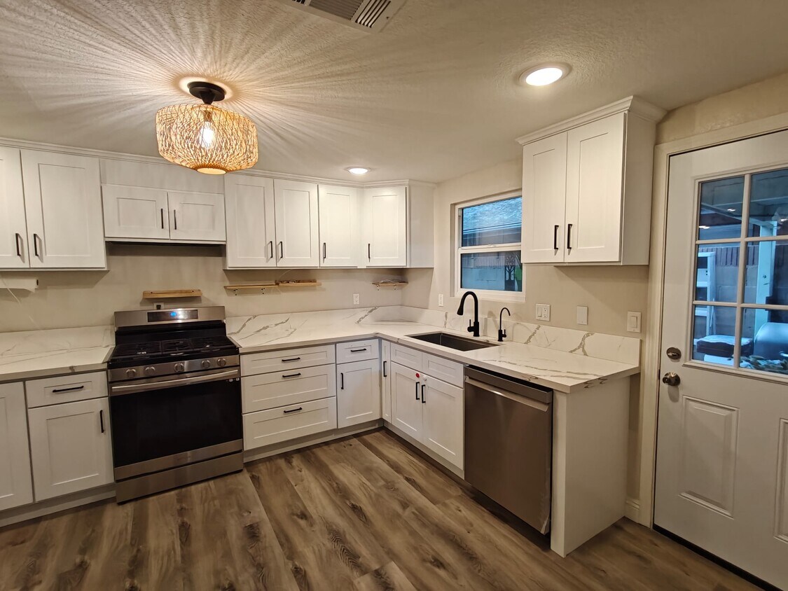 Foto principal - 140 E 2nd St