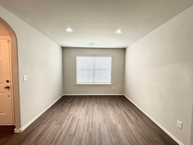 Building Photo - Awesome home with community pool!