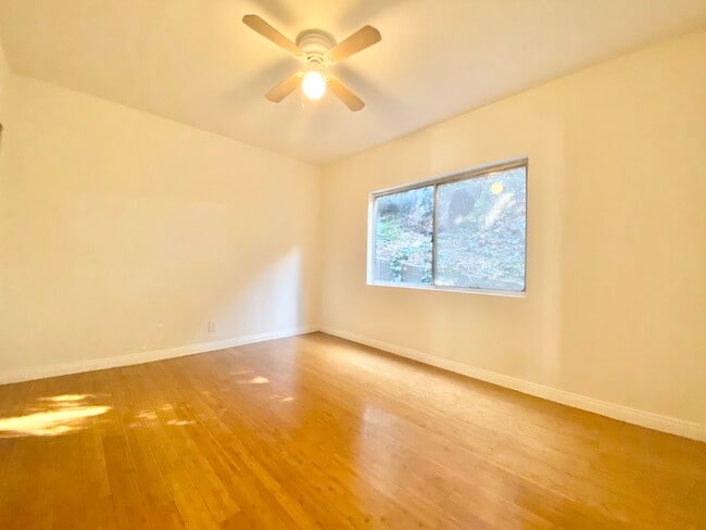 Building Photo - 422 S Coronado St