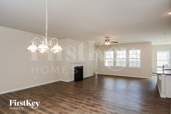 Building Photo - 302 N Great White Way