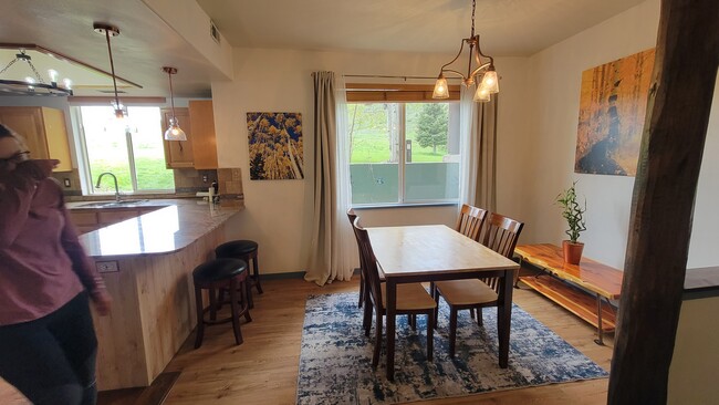 Dining area - 1600 Pinebrook Blvd