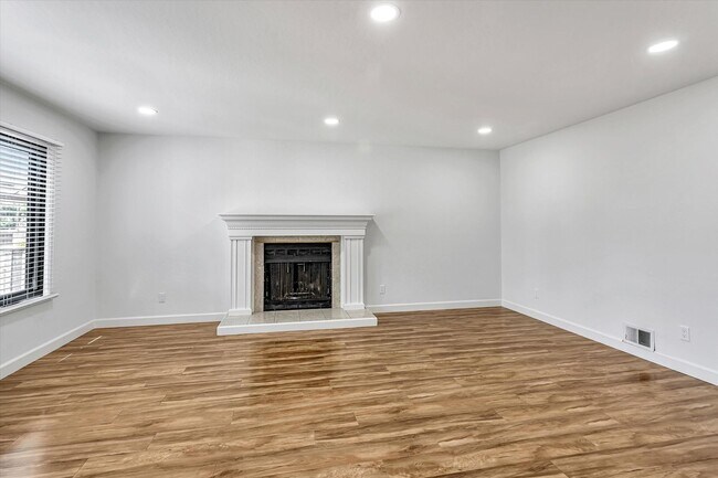 Building Photo - 1680 Chestnut St