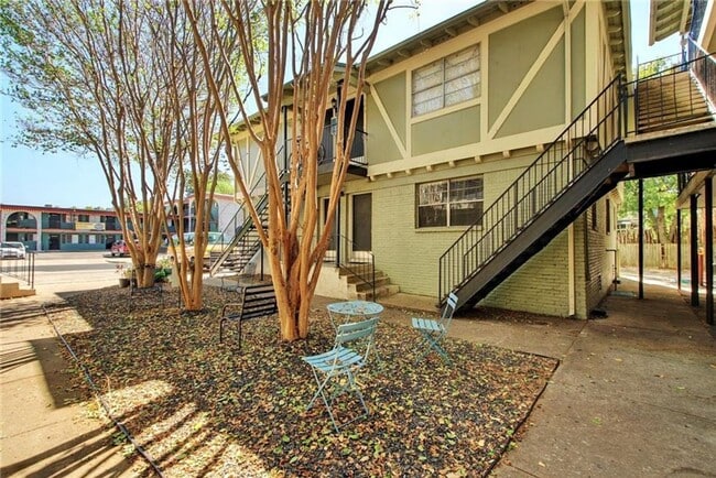 Building Photo - Large 1 bedroom in Hyde Park