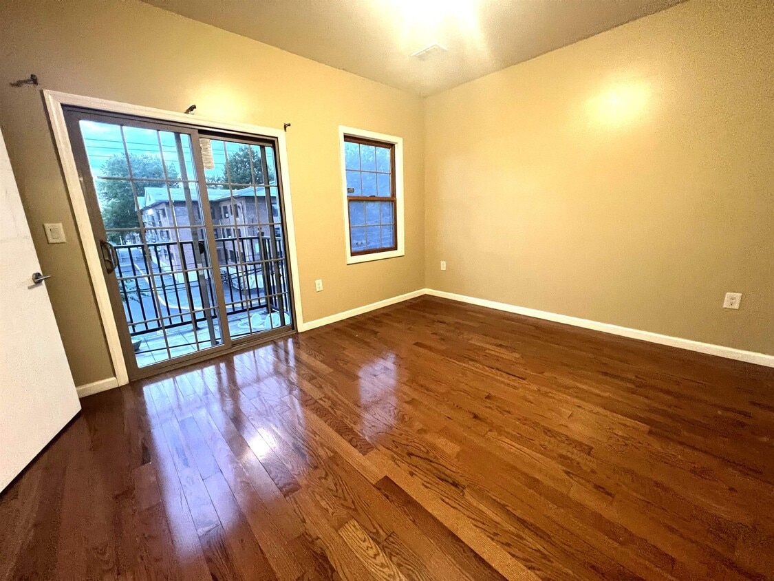 Foto principal - 144 Logan Ave