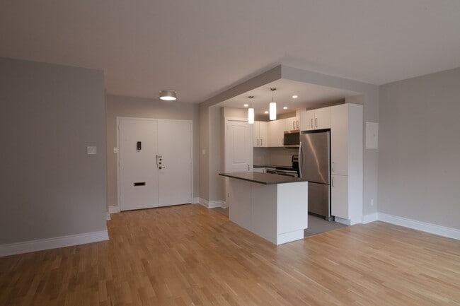 Building Photo - 4555 Av. Bonavista