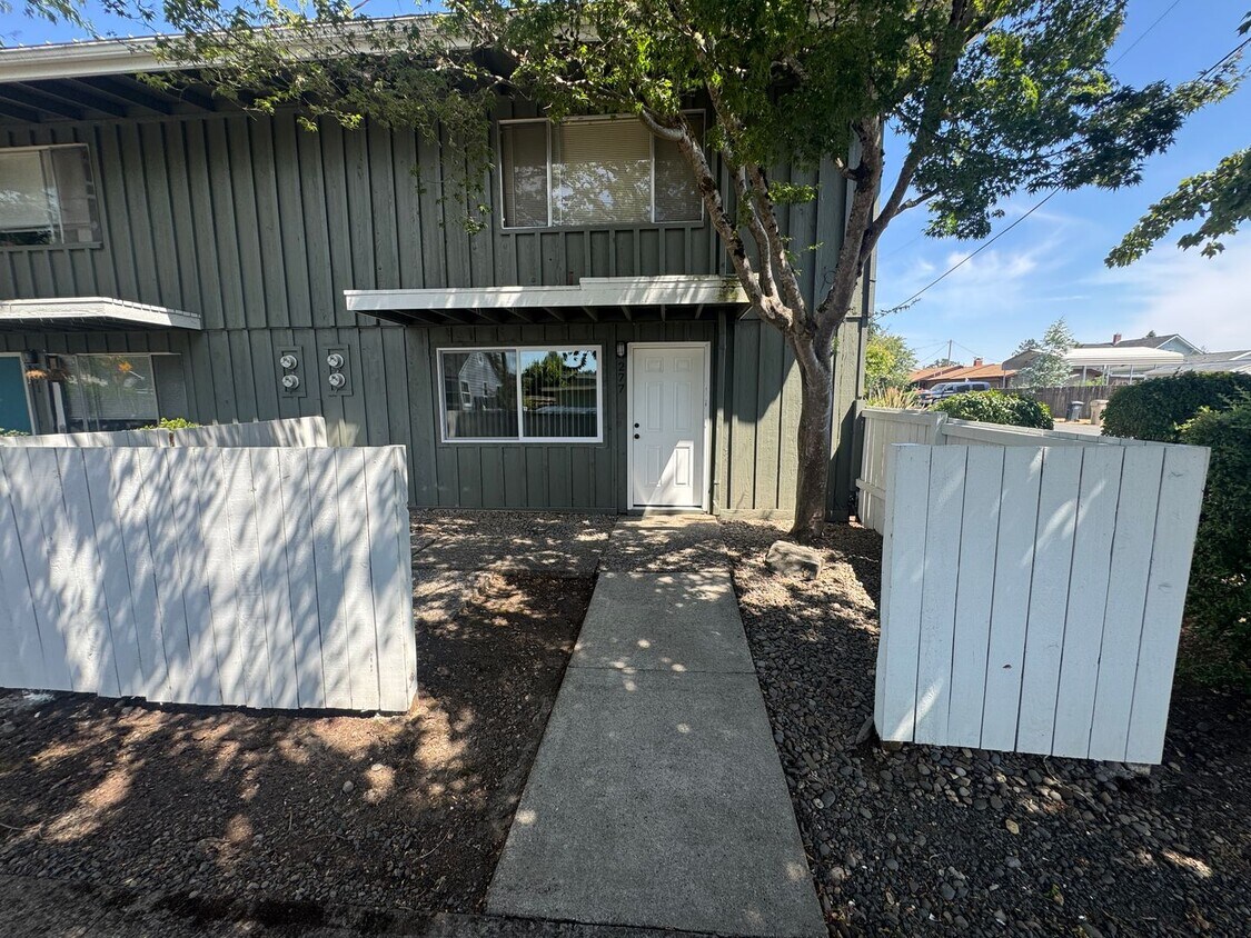 Foto principal - (248 - 277) 1 Bdrm Downstairs W/ Private Y...