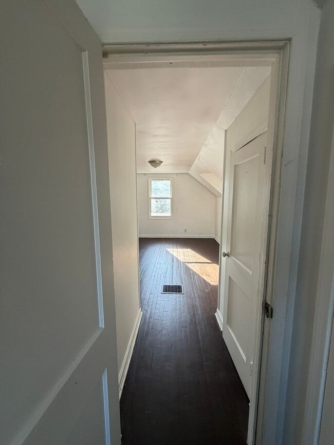 Foto del edificio - 3 Bed 1 Bath Home with Back Deck