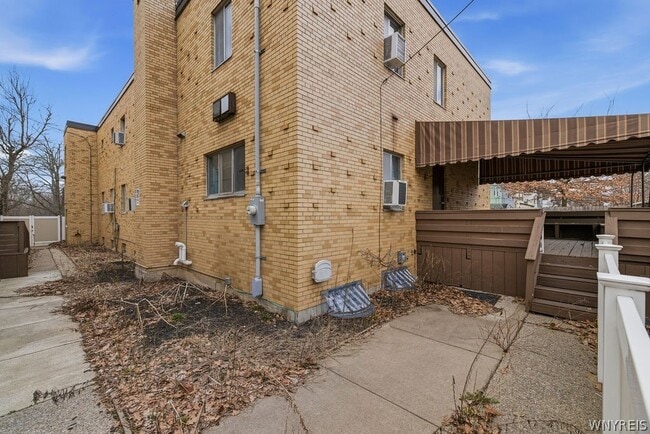 Building Photo - 57 St Johns Parkside