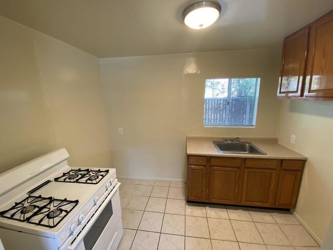 Building Photo - 1 Bedroom Apartment For Rent in Lomita