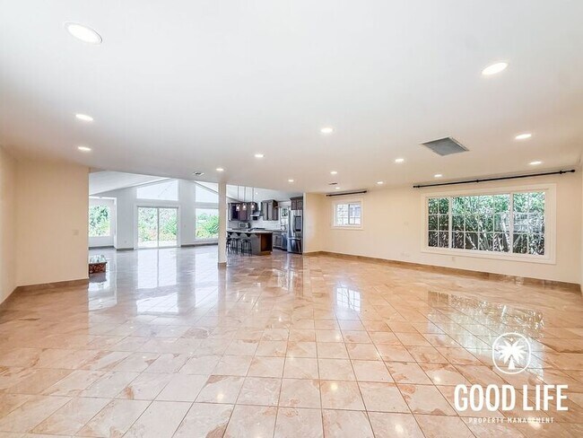 Foto del edificio - 5820 Carnegie St