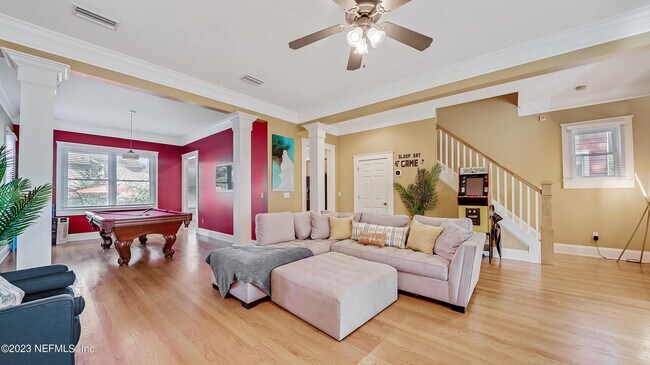 Building Photo - 128 E 9th St