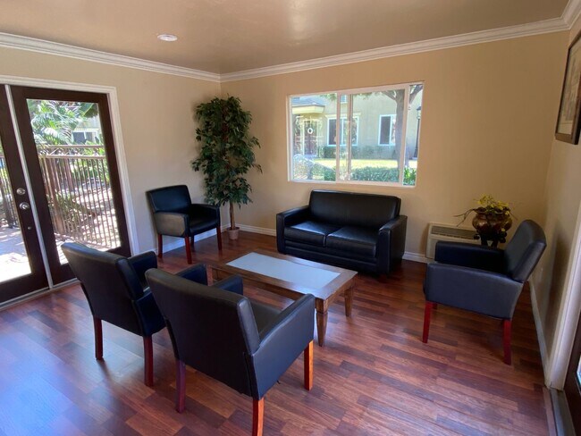 Foto del edificio - Stonemark on Avocado 2nd Floor Unit