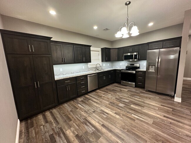 Foto del edificio - Newer 2-Bed 2-Bath home with high end finishes on quiet small town street! RENT-$1,200.00