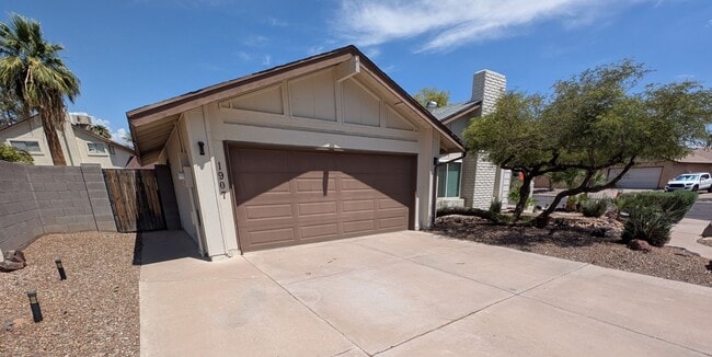 Building Photo - 3 Bedroom Home in the Mesa Park Place Comm...