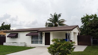 Building Photo - 1000 N 74th Terrace