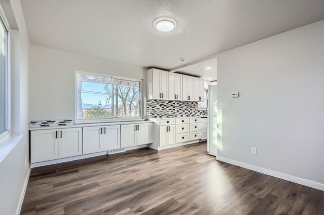 Building Photo - Beautiful 4 Bed House Near Old Town Little...