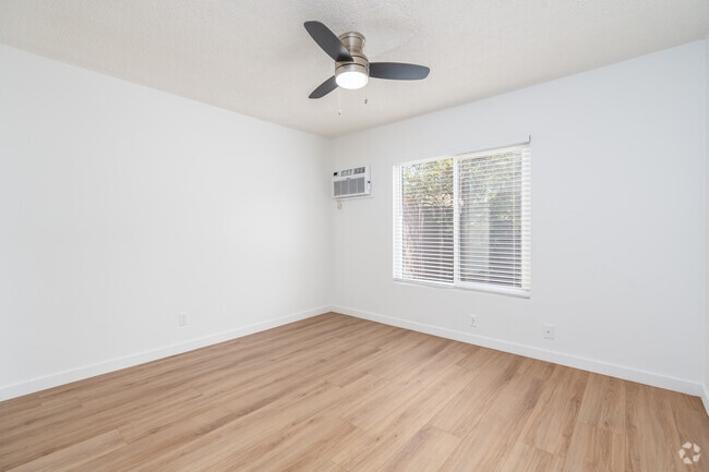 2 habitaciones, 2 baños - 890 pies cuadrados - Segundo dormitorio - 1600 W. 5th St.