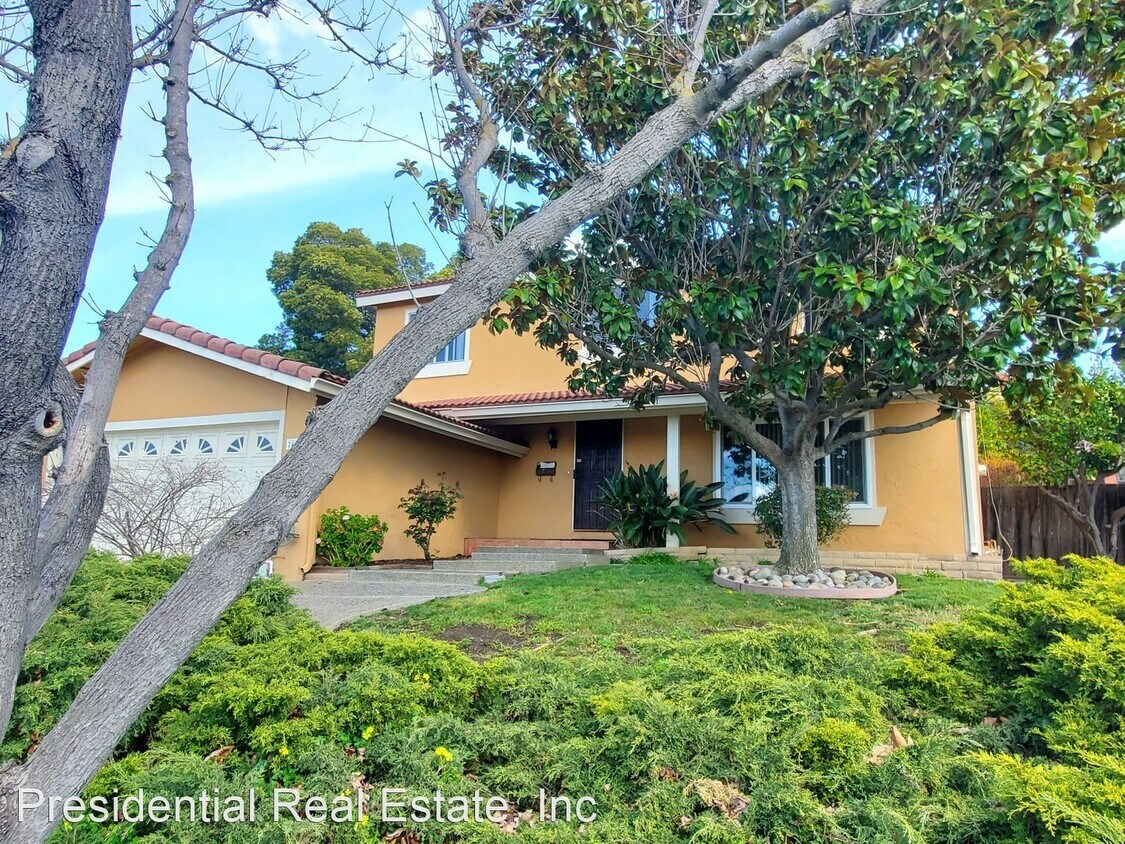 Foto principal - 5 br, 2.5 bath House - 2415 Lacey Dr