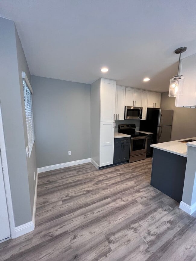 Building Photo - Beautifully Upgraded One Bedroom-One Bathr...