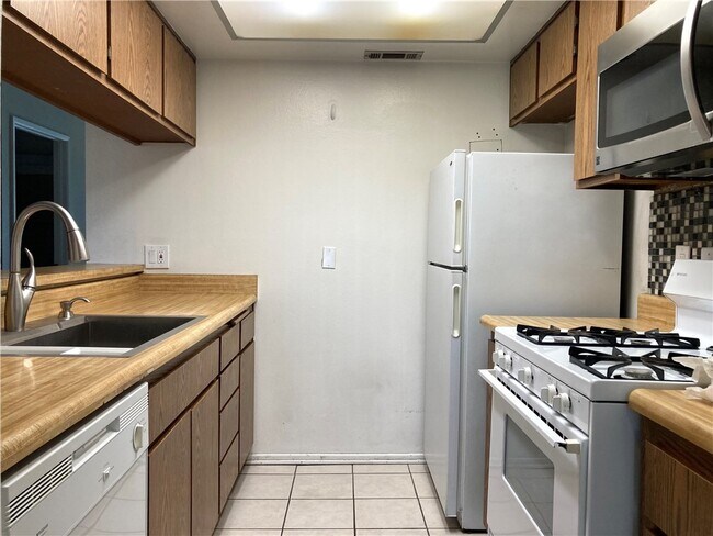 Building Photo - 5484 Dobbs St