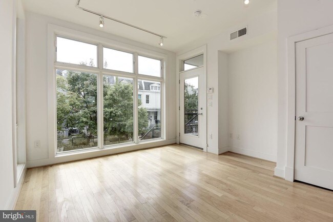 Foto del edificio - 727 Hobart Pl NW