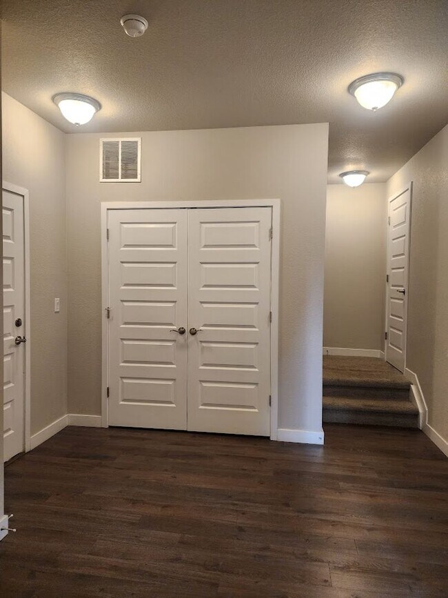 Foto del edificio - Long Realty & Property Management - Nearly New Home in Aurora **Half Off Rent June 2026**