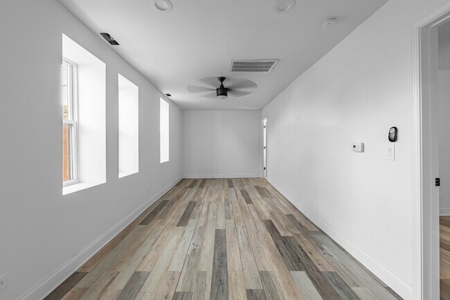 Foto del edificio - 5551 S Menard Ave