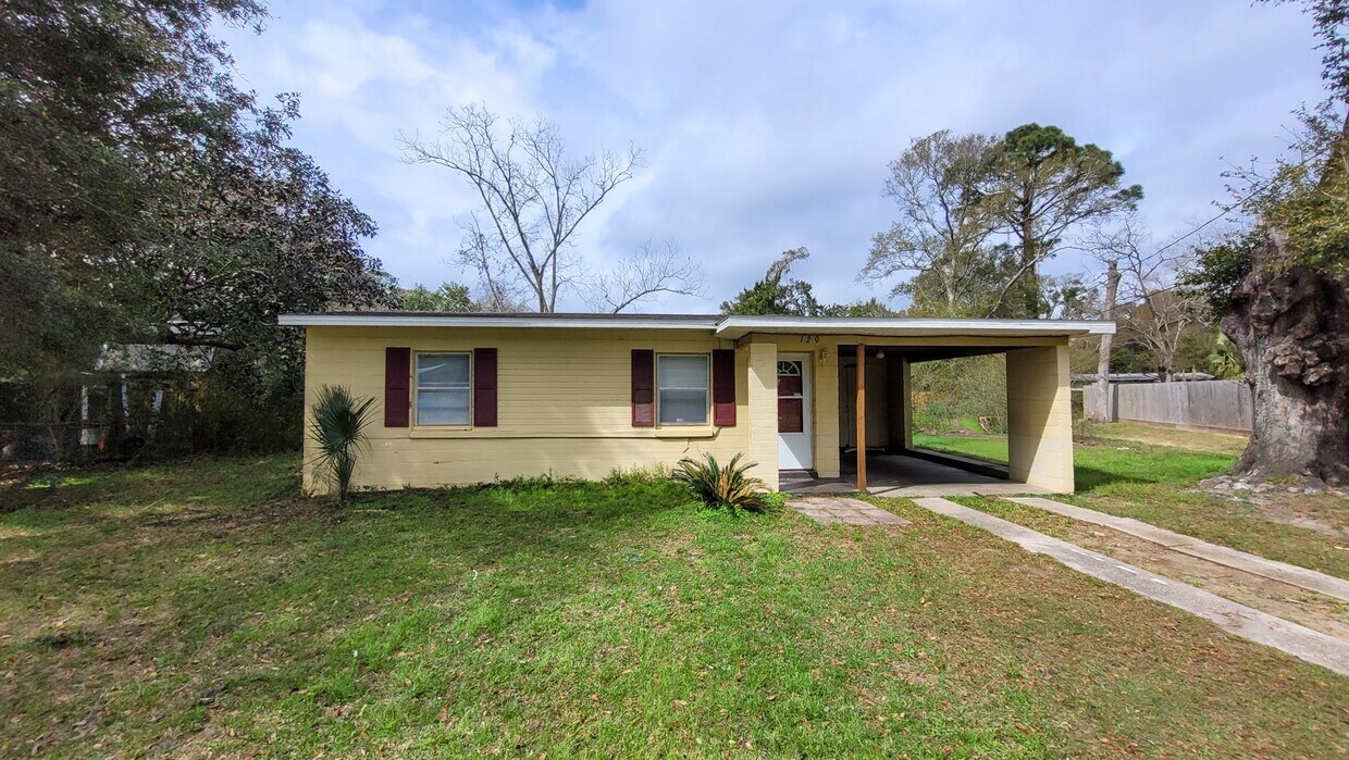 Foto principal - 2 Bedroom 1 Bath Home w/ Large Backyard fo...