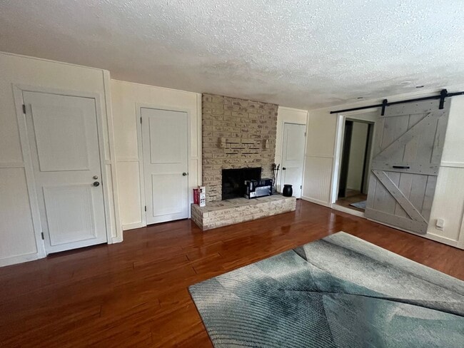 Building Photo - 1 Bedroom Lower Level Unit