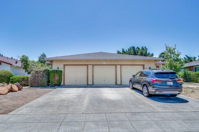 Building Photo - 3484-3486 Angelina Dr