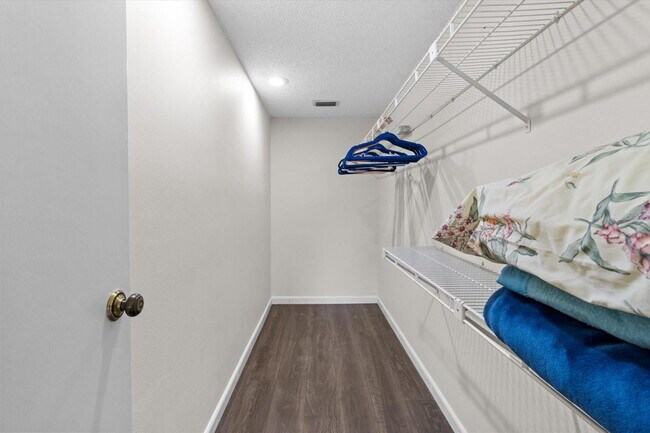 Foto del edificio - FULLY FURNISHED 2 BEDROOM, 2 BATH CONDO AVAILABLE NOW!