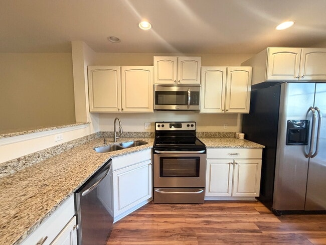 Building Photo - Updated & Spacious Two Bedroom Townhouse!