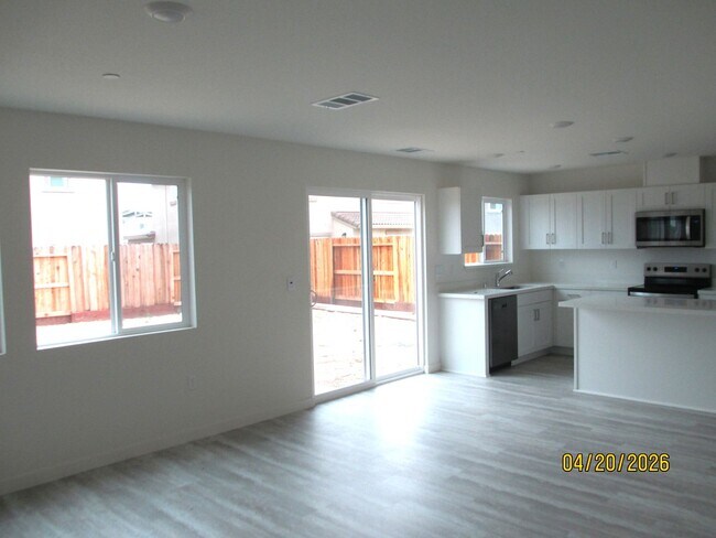 Foto del edificio - Brand new home in Roseville