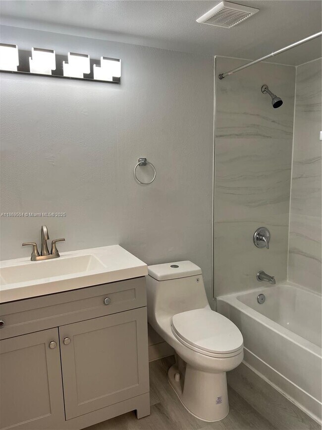 Foto del edificio - 2871 N Oakland Forest Dr