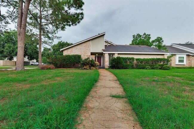 Building Photo - 1046 Dominion Dr