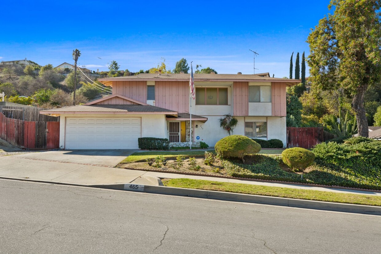 Primary Photo - Stunning Mid-Century Modern Home with Pool...