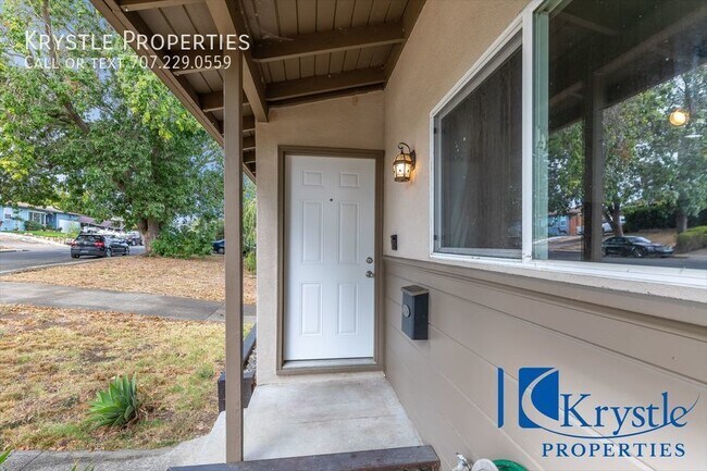 Foto del edificio - Lovely, updated home with large yard and A/C