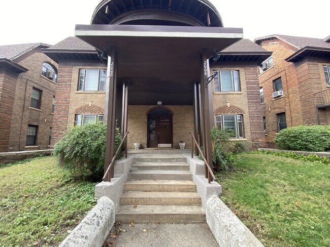 Building Photo - One Month Free at Prime Location: 1 Bed at...