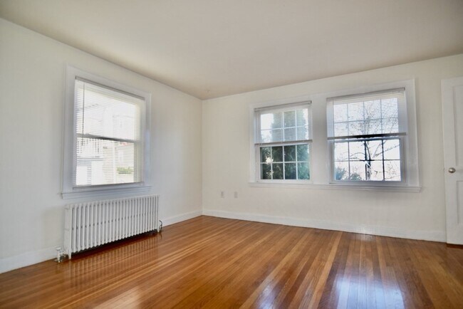 Building Photo - 139 Cushing Ave