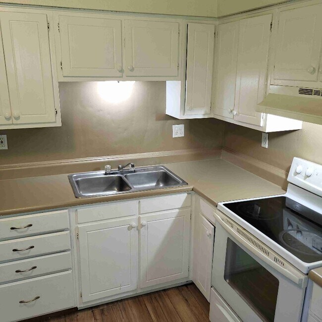 Building Photo - 1003 Colonial Dr