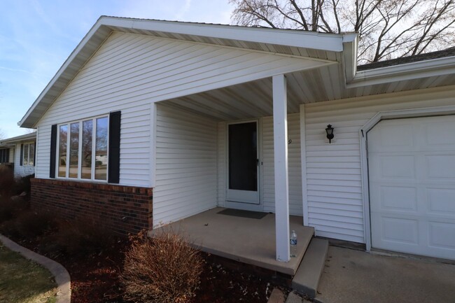 Building Photo - Large 3 Bedroom Home in Menasha